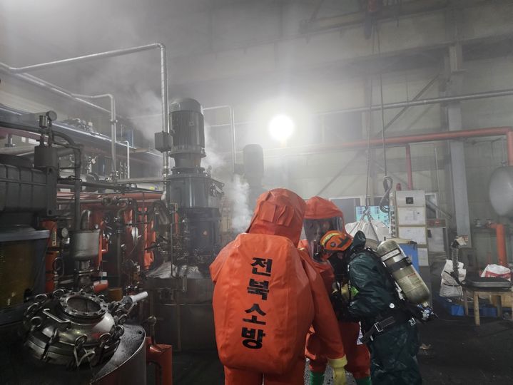 [군산=뉴시스] 21일 오전 2시47분께 전북 군산시 오식도동의 화학약품 제조 공장에서 폭발사고가 발생했다. (사진=전북특별자치도소방본부 제공) 2024.06.21. photo@newsis.com *재판매 및 DB 금지