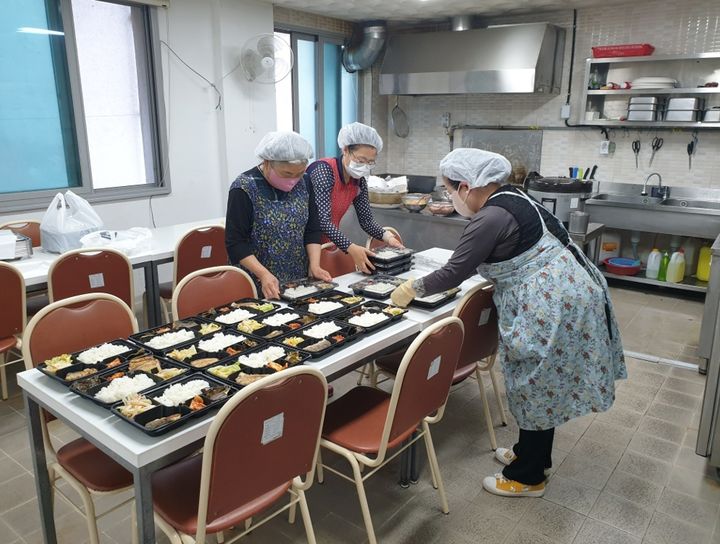 [밀양=뉴시스] 밀양지역자활센터 참살이먹거리(구내식당) 참여자 도시락 준비 모습. (사진=밀양시 제공) 2024.06.23. photo@newsis.com  *재판매 및 DB 금지