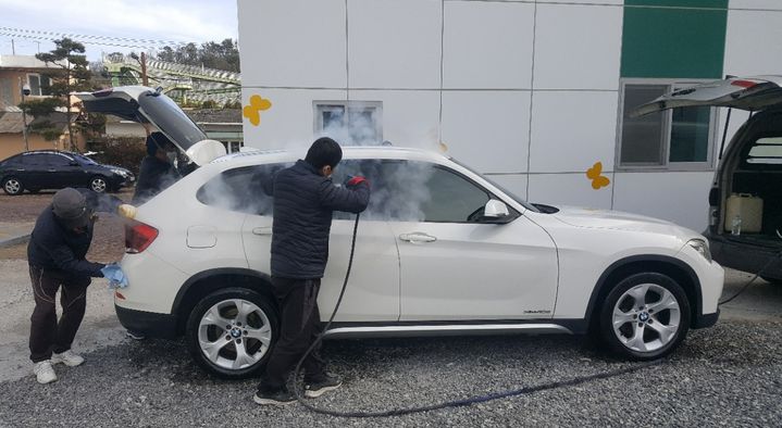 [밀양=뉴시스] 밀양지역자활센터 희망닦고 차닦고 참여자들의 출장 스팀세차. (사진=밀양시 제공) 2024.06.23. photo@newsis.com   *재판매 및 DB 금지