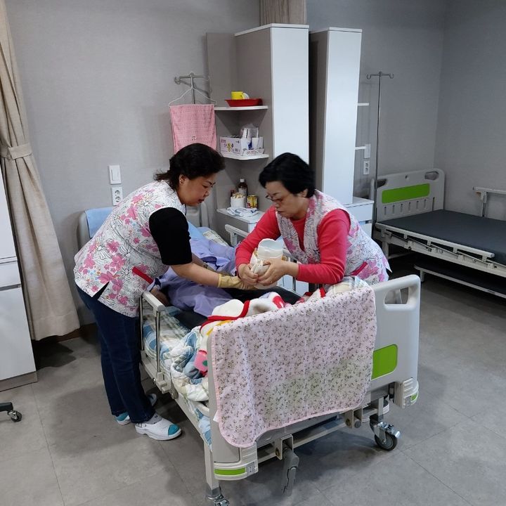 [밀양=뉴시스] 밀양지역자활센터 자활사업 참여자가 나노병원 환자를 간병하는 두레박 간병. (사진=밀양시 제공) 2024.06.23. photo@newsis.com  *재판매 및 DB 금지