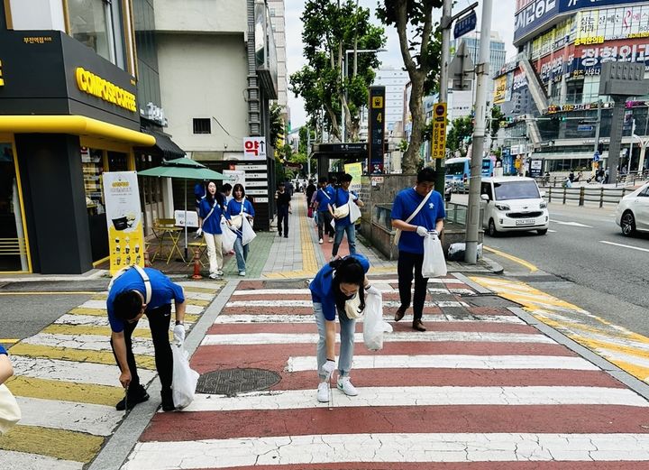 [서울=뉴시스]현대캐피탈 임직원들이 20일 부산 시민공원 일대에서 쓰레기를 주우며 환경보호에 나섰다.(사진=현대캐피탈 제공)2024.06.21 photo@newsis.com *재판매 및 DB 금지