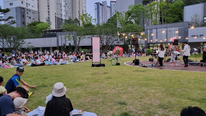 [계룡=뉴시스] 계룡시종합사회복지관은 계룡한라비발디 잔디광장에서 시민을 대상으로 '2024년 1차 찾아가는 문화공연'을 열었다고 21일 밝혔다. (사진=계룡시종합사회복지관 제공) 2024.06.21. photo@newsis.com *재판매 및 DB 금지