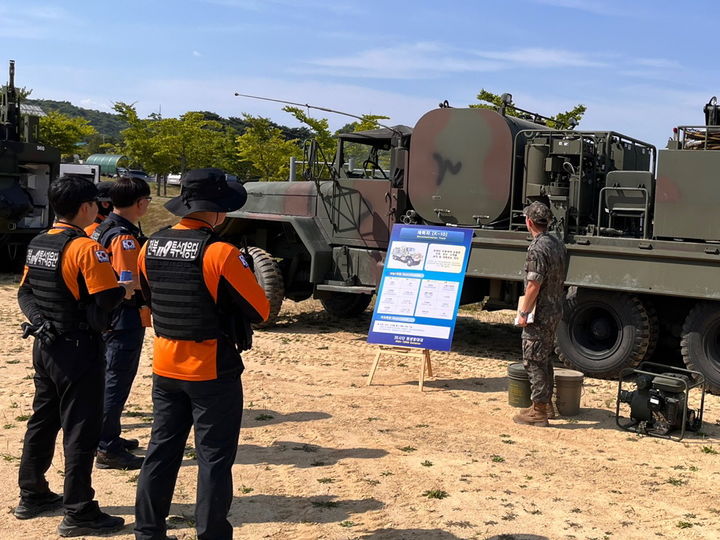 [전주=뉴시스] 전북특별자치도소방본부는 지난 19일 화학구조대와 육군 제35사단이 함께 '소방-군 합동 인체제독소 설치 훈련'을 실시했다고 21일 밝혔다. (사진=전북특별자치도소방본부 제공) 2024.06.21. photo@newsis.com *재판매 및 DB 금지