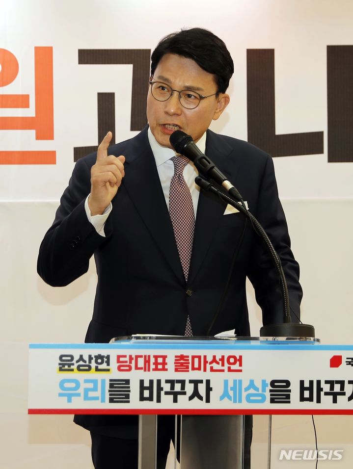 [인천=뉴시스] 김동영 기자 = 윤상현 국민의힘 국회의원이 21일 오전 인천 미추홀구 용현시장에서 기자회견을 열고 ‘국민의힘 당대표’ 출마선언을 하고 있다. 2024.06.21.@newsis.com 