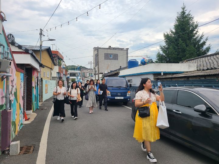 [밀양=뉴시스] 밀양시 SNS 알리미 기자단 등이 이색 창업점포 팸투어를 진행하고 있다. (사진=밀양시 제공) 2024.06.22. photo@newsis.com *재판매 및 DB 금지