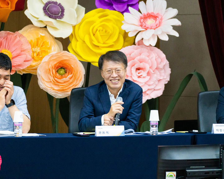 직원과 대화하는 권용복 이사장 (사진=한국교통안전공단 제공) *재판매 및 DB 금지