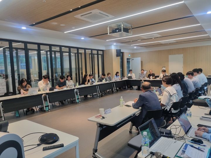 [울산=뉴시스]&nbsp; UNIST(울산과학기술원)는 20일과 21일, 과학기술사업화진흥원, 한국청년기업가정신재단, 전국 7개 권역별 실험실창업혁신단 주관대학들과 함께 대학 실험실 창업 활성화를 위한 공동 워크숍을 열었다. *재판매 및 DB 금지