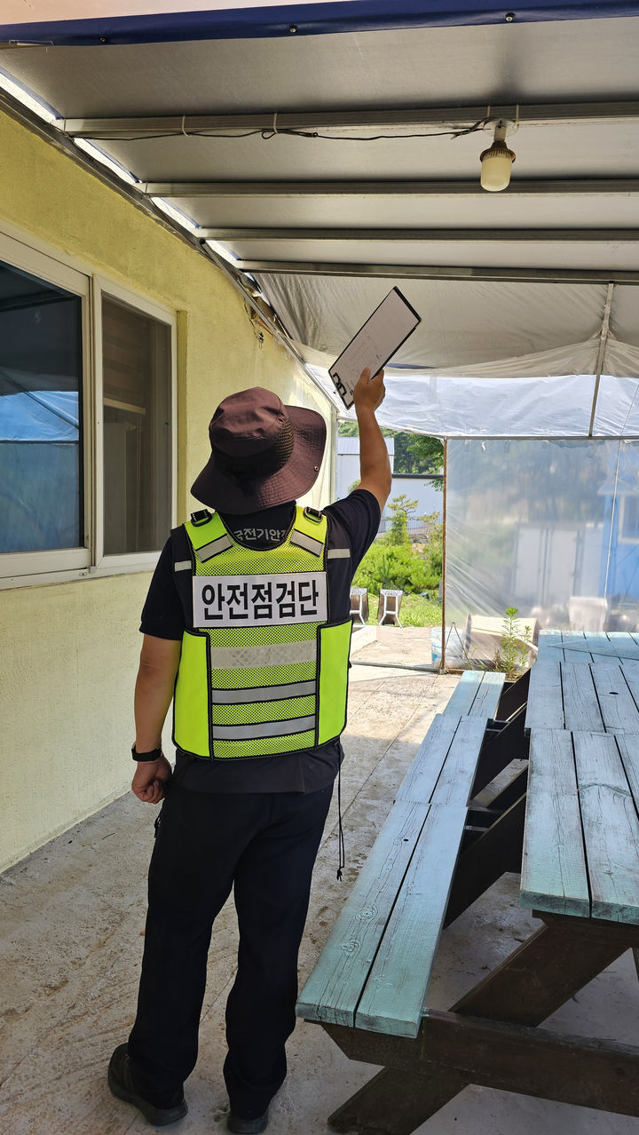 [밀양=뉴시스] 밀양시 합동점검반이 단장면 숙박시설의 소방·전기 안전을 점검하고 있다. (사진=밀양시 제공) 2024.06.22. photo@newsis.com *재판매 및 DB 금지