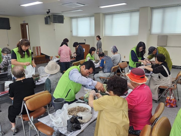 [양산=뉴시스] 1인 가구를 위한 정서 지원 애지중지 반려식물 동거사업을 진행하고 있다. (사진=양산시 제공) 2024.06.21. photo@newsis.com *재판매 및 DB 금지
