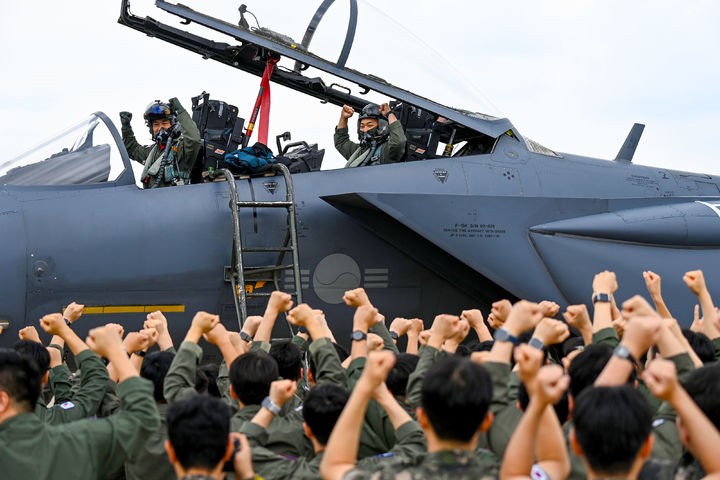 [대구=뉴시스] 21일 대구시 동구 공군기지에서 공군 제11전투비행단 122대대 임무 요원들이 8만 시간 무사고 비행 기록을 달성한 조종사들을 축하하고 있다. (사진=공군 제11전투비행단 제공) 2024.06.21. photo@newsis.com *재판매 및 DB 금지