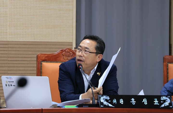 홍성표 아산시의원이 21일 아산시 도시개발과를 상대로 열린 행정사무감사에서 아산 배방 탕정에 조성된 공공임대주택의 장기 공가율을 지적하고 있다. spacedust1@newsis.com *재판매 및 DB 금지