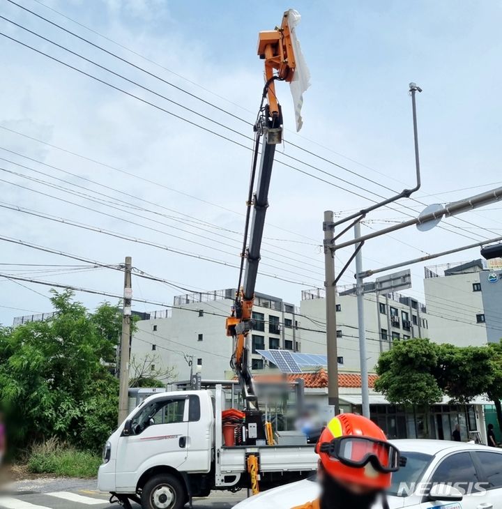 [제주=뉴시스] 21일 오후 제주시 애월읍에서 신호등 보수 작업을 하던 30대가 고소 작업 차량에서 추락해 중상을 입어 소방당국이 조치에 나서고 있다. (사진=제주소방안전본부 제공) 2024.06.21. photo@newsis.com 