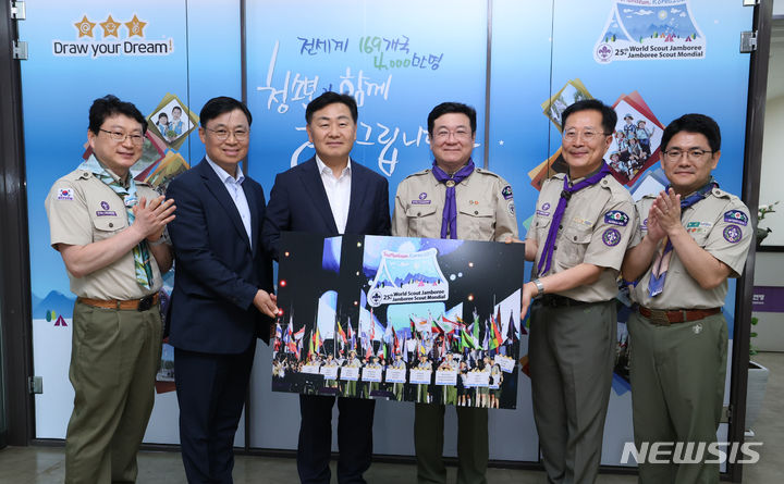 [전주=뉴시스] 21일 서울 여의도 한국스카우트연맹 본부에서 열린 새만금 세계잼버리 유산화 기록물 전달식에는 김관영 전북특별도지사가 직접 참석해 이찬희 한국 스카우트연맹 총재에게 새만금 잼버리의 사진과 영상 기록물을 담은 외장하드와 사진액자, 사진 작품집을 전달하고 기념촬영을 하고 있다. 2024.06.21 *재판매 및 DB 금지