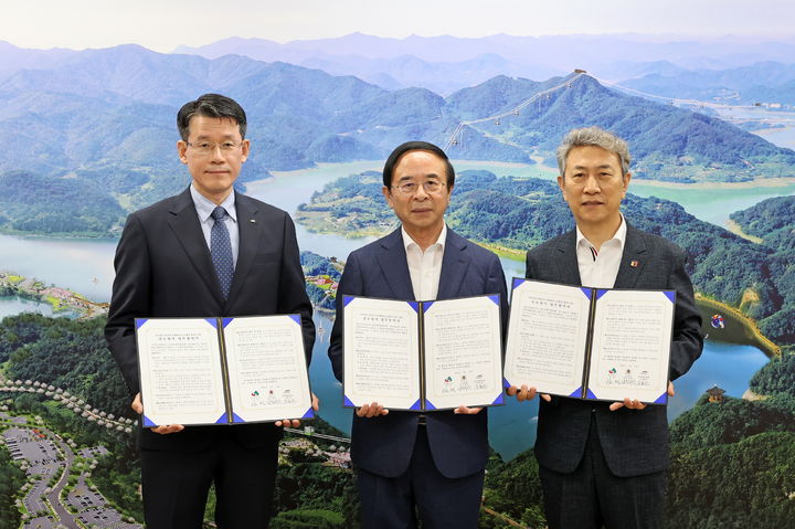 지난 20일 임실군에서 열린 군과 임실교육지원청 및 K-water섬진강댐지사의 섬진강댐 주변 미래세대 학생 교육지원 업무협약. 왼쪽부터 섬진강댐지사 김철한 지사장, 심민 임실군수, 남궁세창 임실교육장이 협약서에 서명 후 기념사진을 찍고 있다.  *재판매 및 DB 금지