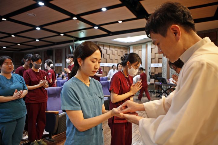 [대전=뉴시스] 대전성모병원은 21일 오후 병원 9층 대강당 상지홀에서 입사 1년이 된 간호사를 대상으로 '손 축복식'을 열었다. (사진=대전성모병원 제공) 2024.06.21. photo@newsis.com *재판매 및 DB 금지