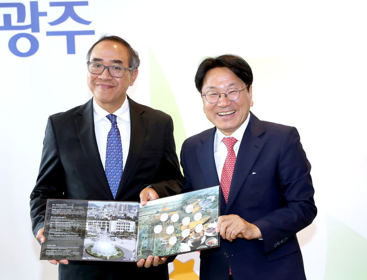 [광주=뉴시스] 강기정 광주시장이 21일 오전 시청 3층 접견실에서 타니 쌩랏 신임 주한 태국대사를 접견한 뒤 광주시 기념주화를 전달하고 있다. (사진 = 광주시 제공). 2024.06.21. photo@newsis.com *재판매 및 DB 금지