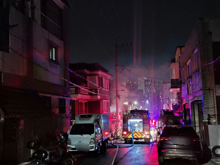 [수원=뉴시스] 이병희 기자 = 21일 오후 9시30분께 경기 수원시 팔달구 우만동의 한 주택에서 불이 나 소방당국이 진압하고 있다. 2024.06.21. iambh@newsis.com *재판매 및 DB 금지