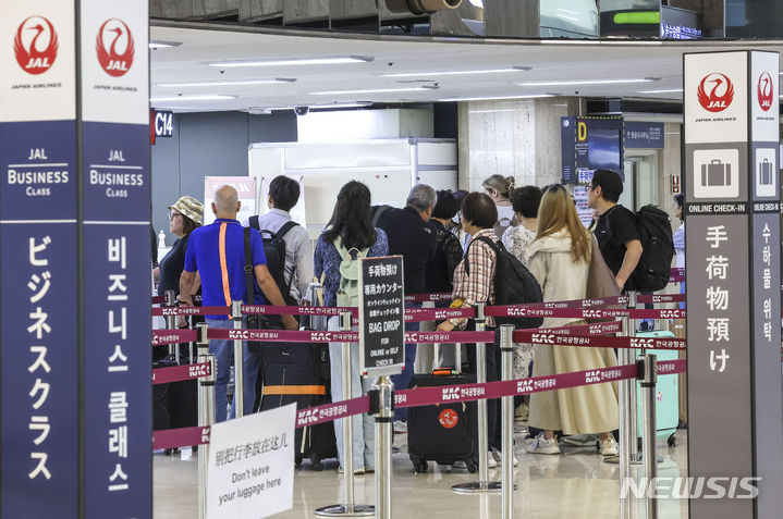 [서울=뉴시스] 정병혁 기자 = 21일 서울 강서구 김포국제공항 국제선 출국카운터에서 여행객들이 수속을 위해 줄 서 있다. 올해 1~5월 한국과 일본을 오간 항공 승객 수가 1000만명을 넘으며 역대 최다를 기록했다. 항공 통계에 따르면 올해 1~5월 한국~일본 노선을 이용한 항공 승객 수는 1015만 6796명(출발·도착 합산)으로 집계됐다. 이는 작년 동기(694만 5507명) 대비 46.2% 증가한 수치다.2024.06.21. jhope@newsis.com