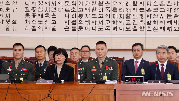[서울=뉴시스] 조성우 기자 = 임성근(앞줄 왼쪽 세 번째) 전 해병대 1사단장이 21일 오전 서울 여의도 국회에서 열린 법제사법위원회의 순직 해병 수사 방해 및 사건 은폐 등의 진상규명을 위한 특별검사의 임명 등에 관한 법률안 관련 입법청문회에서 의원 질의에 답변하고 있다. 왼쪽부터 박정훈 전 해병대 수사단장, 유재ㅇ 국방부 법무관리관, 임 전 사단장, 이종섭 국방부 장관. 2024.06.21. xconfind@newsis.com