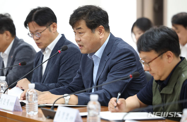 [서울=뉴시스] 추상철 기자 = 이인재 일·생활균형위원회 위원장이 지난6월21일 오후 서울 종로구 경제사회노동위원회 대회의실에서 열린 '일·생활균형위원회 발족 및 1차 전체회의'에서 인사말을 하고 있다. 2024.06.21. scchoo@newsis.com