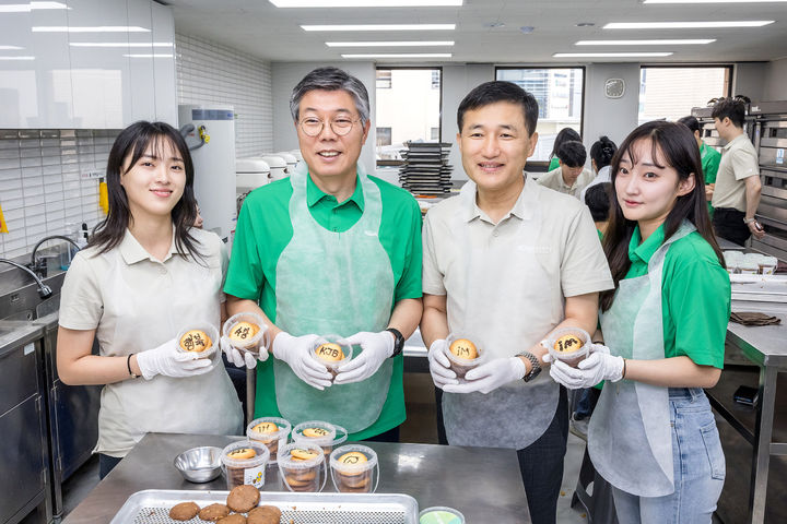 고병일 광주은행장(오른쪽 두 번째)과 황병우 iM뱅크 은행장( " 세 번째)이 20일 대구 지역아동센터에 전달할 쿠키를 만들어 포장하고 있다. (사진=광주은행 제공) photo@newsis.com *재판매 및 DB 금지