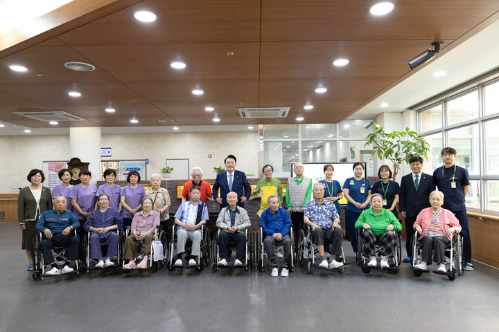 [서울=뉴시스] 최진석 기자 = 윤석열 대통령이 21일 경기 수원시 장안구 수원보훈요양원을 방문해 강정애 국가보훈부장관과 국가유공자 어르신, 요양병원 관계 등과 단체 기념촬영하고 있다. (사진=대통령실 제공) 2024.06.21. photo@newsis.com *재판매 및 DB 금지