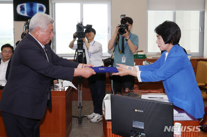 [서울=뉴시스] 조성우 기자 = 김홍일 방송통신위원장이 21일 오후 서울 여의도 국회에서 열린 과학기술정보방송통신위원회의 방송통신위원회 설치 및 운영에 관한 법률 일부개정법률안에 대한 입법청문회에서 증인선서를 한 뒤 최민희 위원장에게 선서문을 제출하고 있다. 2024.06.21. xconfind@newsis.com