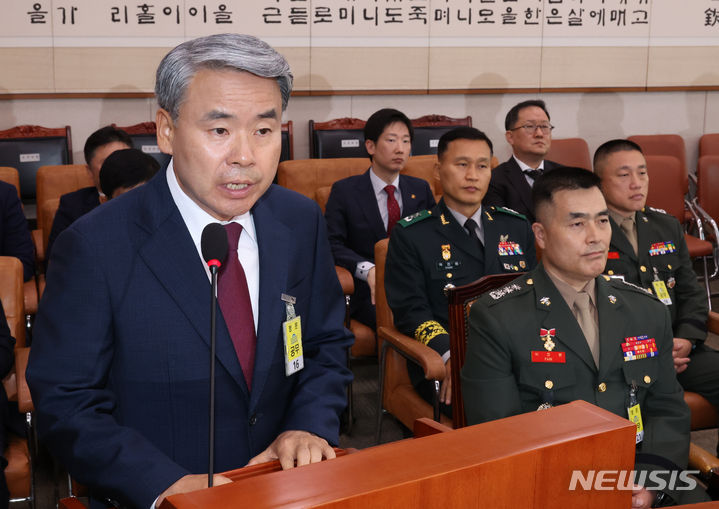 [서울=뉴시스] 조성우 기자 = 이종섭 전 국방부 장관이 21일 오전 서울 여의도 국회에서 열린 법제사법위원회의 순직 해병 수사 방해 및 사건 은폐 등의 진상규명을 위한 특별검사의 임명 등에 관한 법률안 관련 입법청문회에서 증인선서 거부 이유에 대해 발언하고 있다. 오른쪽은 박정훈 전 해병대 수사단장. 2024.06.21. xconfind@newsis.com