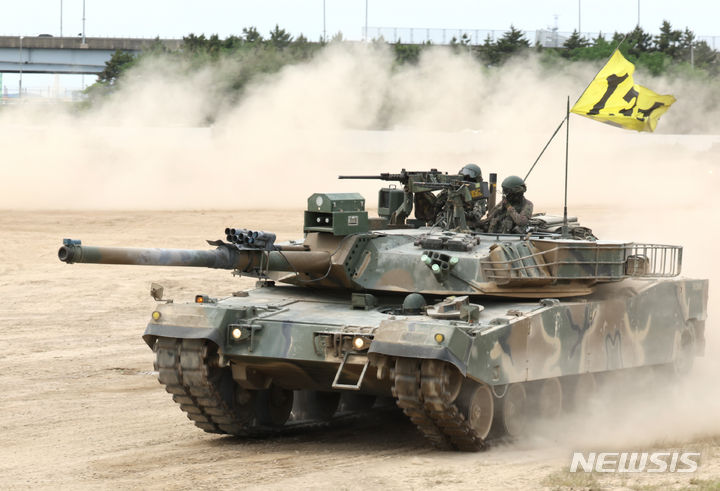 [인천=뉴시스] 전진환 기자 = 통합방위협의회 및 통합방위 실기동훈련이 실시된 지난 6월21일 오후 인천 서구 장도훈련장에서 K1E1 전차가 기동하고 있다. 2024.06.21 amin2@newsis.com