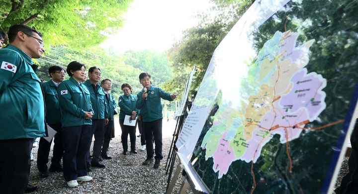 [서울=뉴시스] 송미령 농림축산식품부 장관이 21일 경북 상주시 소재 야생 멧돼지 차단 울타리 설치현장을 방문해 현장 상황을 점검하고 있다. (사진=농림축산식품부 제공) 2024.06.21. photo@newsis.com *재판매 및 DB 금지