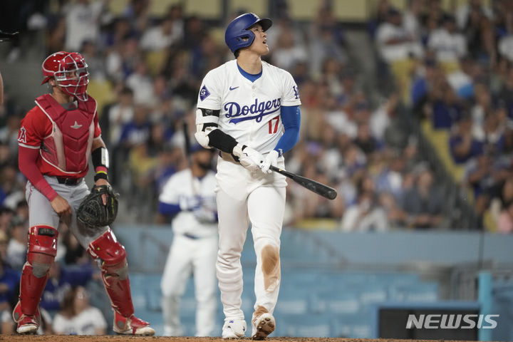 [로스앤젤레스=AP/뉴시스] 미국 메이저리그(MLB) LA 다저스의 오타니 쇼헤이가 22일(한국시각) 미국 캘리포니아 로스앤젤레스의 다저스타디움에서 열린 '2024 MLB' LA 에인절스와 경기에 1번 지명타자로 선발 출전해 5회 홈런을 친 뒤 타구를 바라보고 있다. 2024.06.22.