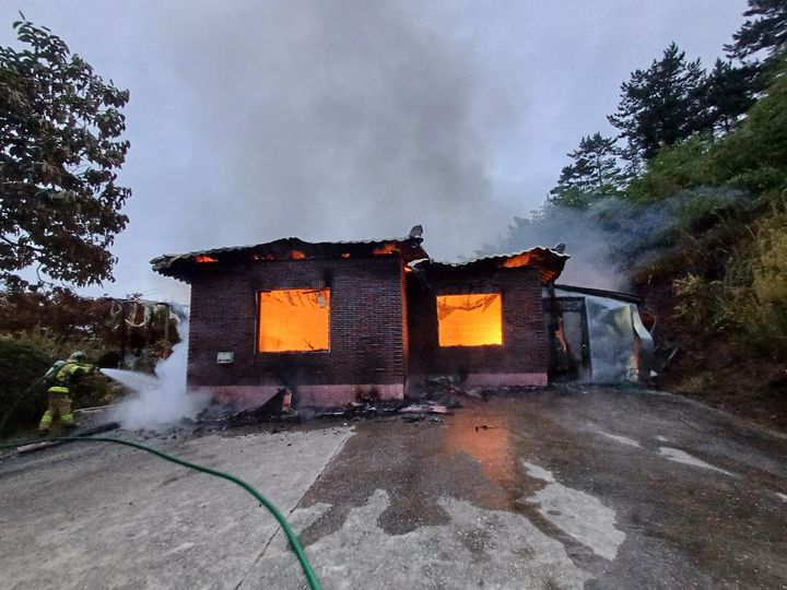 [태안=뉴시스] 22일 오전 4시40분께 충남 태안군 이원면의 한 단독주택에서 불이 나 소방대원들이 진화에 나서고 있다. (사진=태안소방서 제공) 2024.06.22. *재판매 및 DB 금지