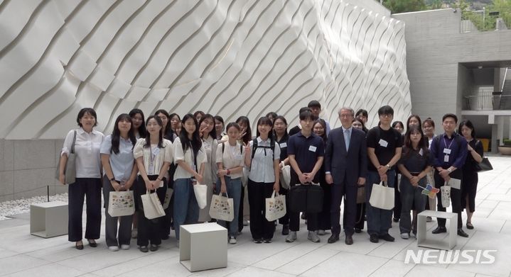 [서울=뉴시스] 홍석인 공공외교대사는 지난 21일 호국보훈의 달을 맞이해 외교부 청년인턴들과 함께 서울 서대문구 국립대한민국임시정부기념관을 방문했다. (사진= 외교부 제공)