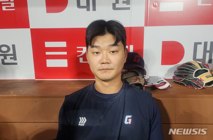 [서울=뉴시스] 김희준 기자 = 프로야구 롯데 자이언츠의 손호영이 22일 고척스카이돔에서 인터뷰를 하고 있다. 2024.06.22jinxijun@newsis.com