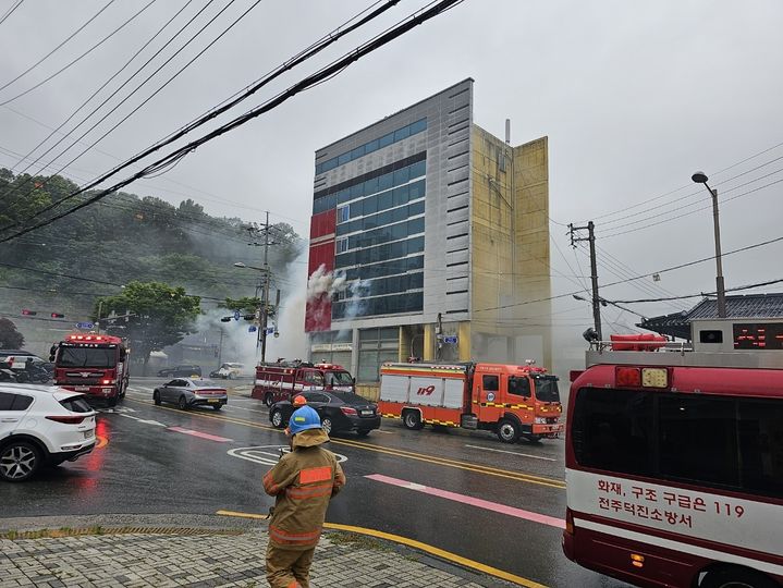 [전주=뉴시스] 22일 오후 3시22분께 전북 전주시 덕진구 우아동의 한 근린생활시설 건물에서 불이 나 45분여만에 꺼졌다. (사진=전북특별자치도소방본부 제공) 2024.06.22. photo@newsis.com *재판매 및 DB 금지