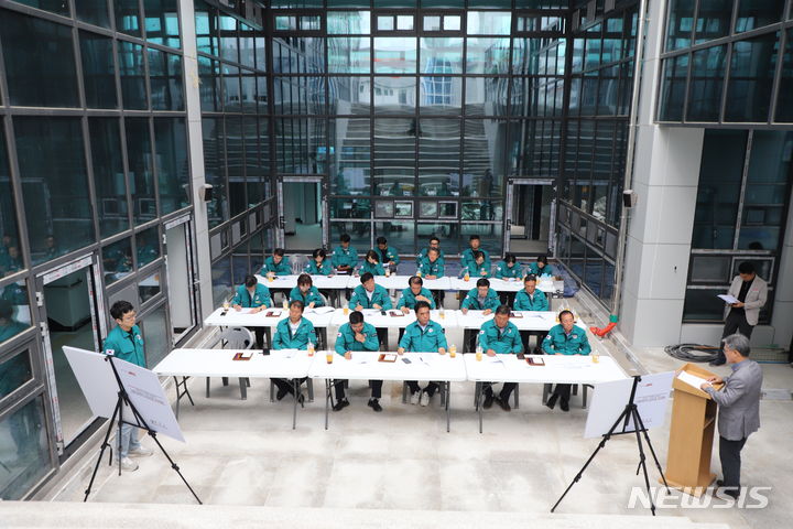 [함안=뉴시스]다옴나눔센터 방문한 함안군의원들. 2024.06.22.(사진=함안군 제공) photo@newsis.com *재판매 및 DB 금지