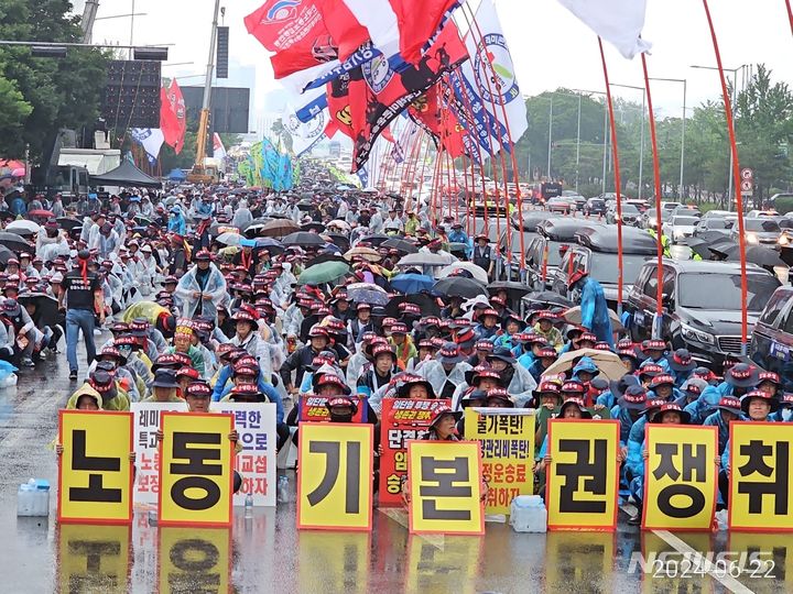 [서울=뉴시스] 한국노동조합총연맹 산하 레미콘운송노동조합이 22일 오전 10시께 서울 영등포구 여의도공원 앞에서 집회를 열고 사용자 단체의 운반비 인상 교섭 참여를 요구했다. (사진=레미콘운송노동조합 제공) photo@newsis.com 