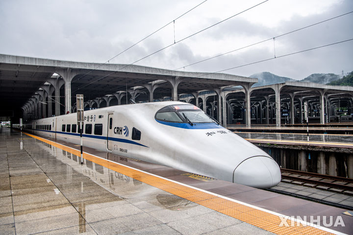 [베이징=신화/뉴시스] 중국 충칭-쿤밍 간 고속철도 건설공사 현장에서 사고가 발생해 6명이 사망했다고 23일 중국 신화통신 등이 보도했다. 사진은 지난 6월21일 중국 충칭시에 있는 충칭 서역에서 시험 열차가 출발을 기다리는 모습으로 기사와 관련 없음. 2024.8.23