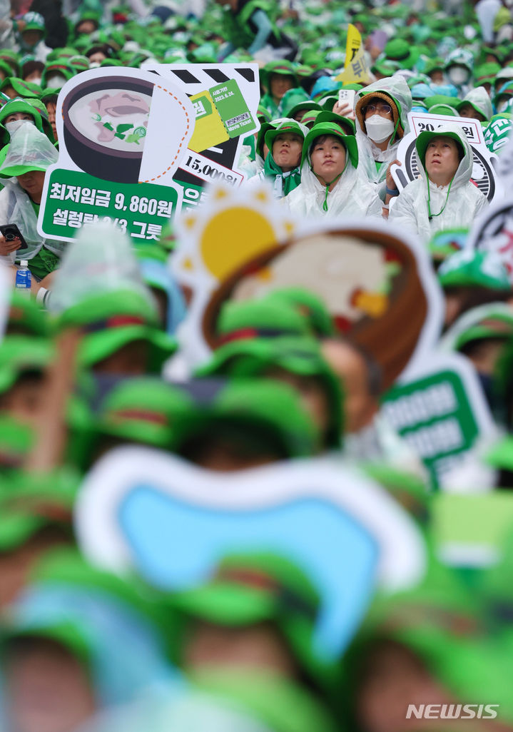 [서울=뉴시스] 전신 기자 = 22일 서울 세종대로에서 열린 '전국 노동자 대회'에서 전국학교비정규직노동조합 등 민주노총 조합원들이 최저임금 인상을 촉구하고 있다. 2024.06.22. photo1006@newsis.com