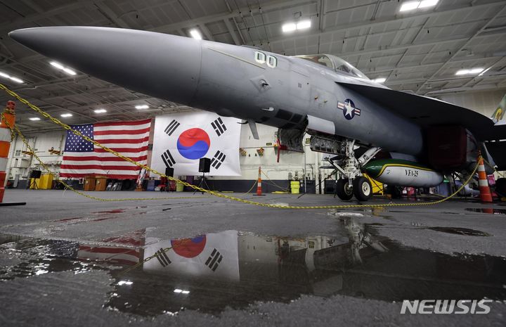 [부산=뉴시스] 하경민 기자 = 22일 부산 남구 해군작전사령부 부산작전기지에 입항한 미국 해군의 핵추진 항공모함 '시어도어 루스벨트함'(CVN-71·10만t급) 격납고에서 언론공개 행사가 열렸다. (공동취재) 2024.06.22. photo@newsis.com *재판매 및 DB 금지