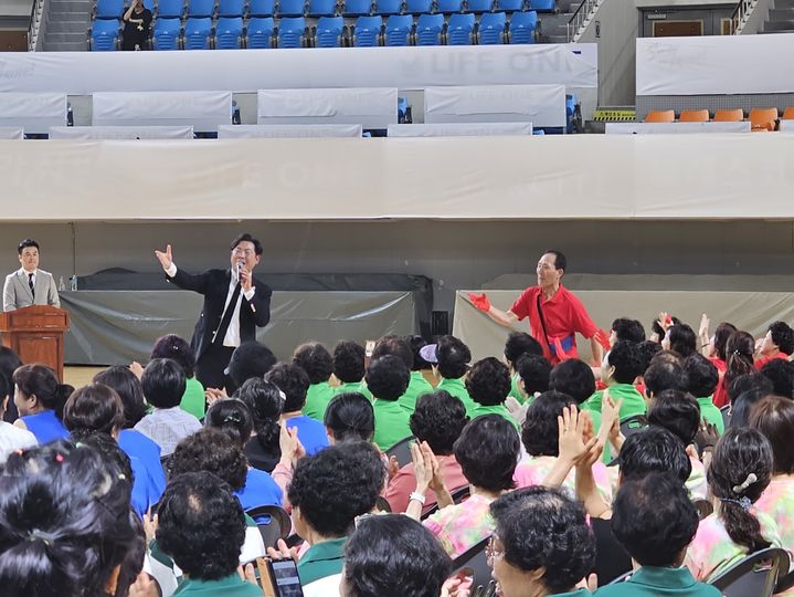 [대전=뉴시스] 23일 대전 충무체육관에서 열린 '제11회 대전생활체조경연대회' 개막식 식전공연에서 트로트 가수 김대성이 노래를 부르자 참가자들이 호응을 보내고 있다. 2024.06.23. spark@newsis.com *재판매 및 DB 금지