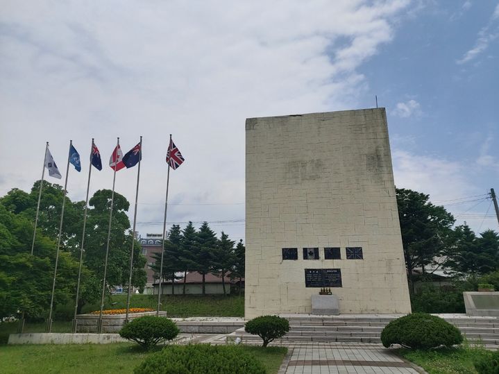 [서울=뉴시스] 경기 가평의 영연방 전투 기념비. 태극기 유엔기와 함께 영국 호주 뉴질랜드 캐나다 영연방 4개국 국기가 나란히 걸려 있다. 2024.06.25.  *재판매 및 DB 금지