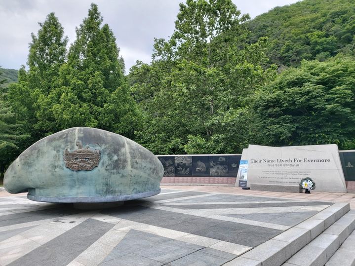 [서울=뉴시스] 경기 파주 설마리 전투 추모공원에 '당신을 영원히 기억하겠습니다'라는 영국군 참전 용사에게 바치는 문구가 쓰여 있다. 왼쪽 베레모는 설마리 전투에 참가한 글로스터 대대가 1801년 이집트 알렉산드리아 전투에서 전공을 세운 것을 기념하는 것이다. 2024.06.25.  *재판매 및 DB 금지