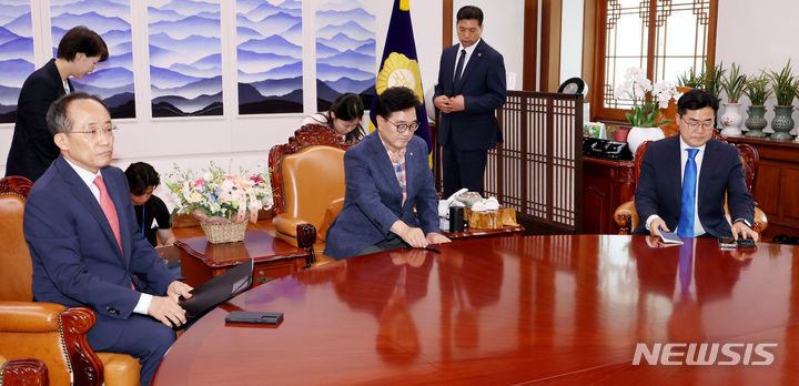 [서울=뉴시스] 김진아 기자 = 우원식 국회의장과 여야 원내대표가 23일 오후 서울 여의도 국회 의장실에서 원 구성 관련 회동에 앞서 자리에 앉고 있다. 왼쪽부터 국민의힘 추경호 원내대표, 우 의장, 더불어민주당 박찬대 원내대표. 2024.06.23 bluesoda@newsis.com