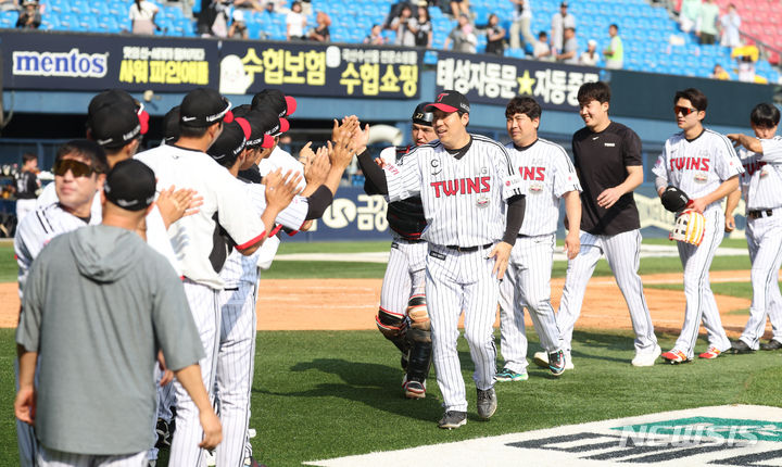 [서울=뉴시스] 김금보 기자 = 23일 오후 서울 송파구 잠실야구장에서 열린 프로야구 2024 KBO리그 kt 위즈와 LG 트윈스의 더블헤더 1차전, 7-2로 승리한 LG 선수들이 자축하고 있다. 2024.06.23. kgb@newsis.com