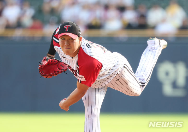 [서울=뉴시스] 김금보 기자 = 23일 오후 서울 송파구 잠실야구장에서 열린 프로야구 2024 KBO리그 kt 위즈와 LG 트윈스의 더블헤더 2차전, 1회초 LG 선발 손주영이 공을 던지고 있다. 2024.06.23. kgb@newsis.com