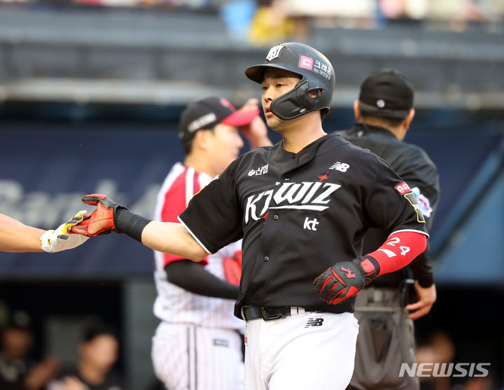 [서울=뉴시스] 김금보 기자 = 23일 오후 서울 송파구 잠실야구장에서 열린 프로야구 2024 KBO리그 kt 위즈와 LG 트윈스의 더블헤더 2차전, 3회초 무사 1,3루 kt 오재일 희생플라이 때 3루 주자 문상철이 득점하고 있다. 2024.06.23. kgb@newsis.com