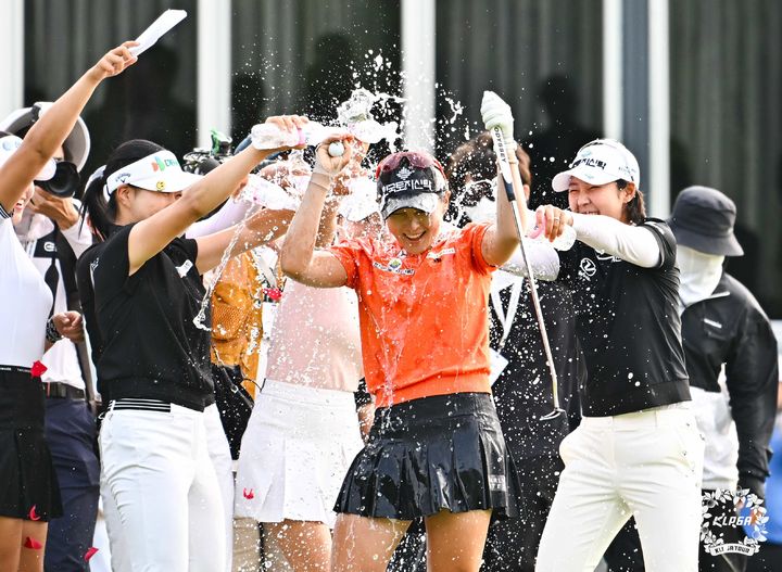 [서울=뉴시스] 정병혁 기자 = 23일 경기 포천 포천힐스CC에서 열린 BC카드 한경 레이디스컵 2024에서 우승한 박현경이 우승 세리머니를 하고 있다.(사진=KLPGA 제공) 2024.06.23. photo@newsis.com *재판매 및 DB 금지