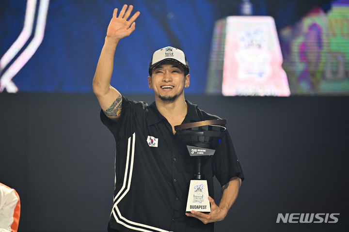 [부다페스트=AP/뉴시스] 비보이 김홍열이 24일(한국시각) 헝가리 부다페스트에서 열린 2024 파리 올림픽 브레이킹 최종예선(OQS·Olympic Qualifier Series) 2차 대회에서 3위에 오른 뒤 인사를 하고 있다. 2024.06.24