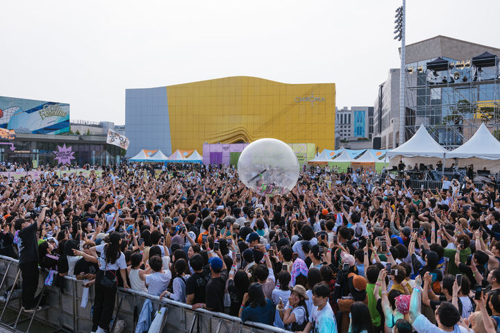 [인천=뉴시스] '아시안 팝 페스티벌 2024' 수요일의 캄파넬라. (사진 = 파라다이스 문화재단 제공) 2024.06.24. photo@newsis.com *재판매 및 DB 금지